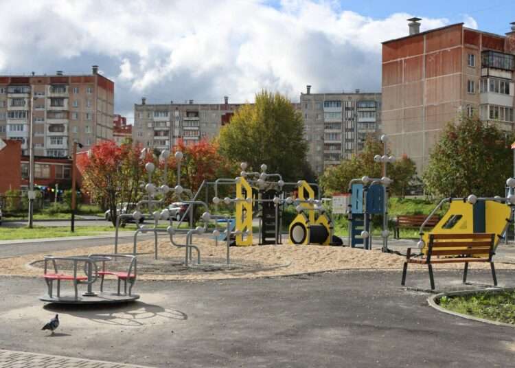 Благоустройство детской площадки в Миассе близится к завершению