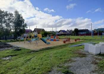 Работы по благоустройству прилегающей территории школы № 28 Миасса завершаются