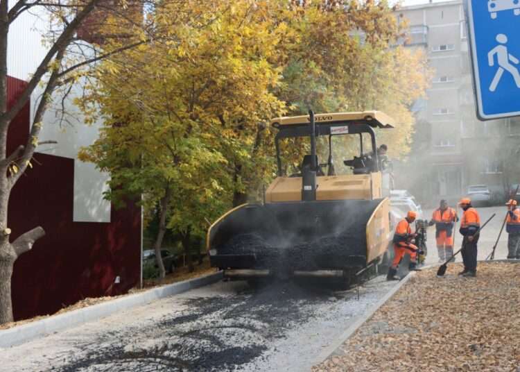 Работы по асфальтированию улиц в поселке Строителей на финишной прямой