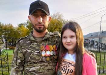 Девочка Даша из Миасса встретилась со своим другом — участником спецоперации