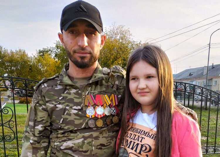 Девочка Даша из Миасса встретилась со своим другом — участником спецоперации