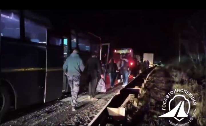 Автобус с пассажирами врезался в грузовик под Миассом