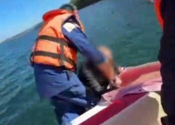 Тонущего мужчину спасли на озере Тургояк