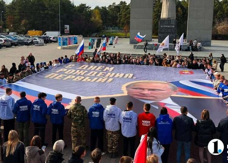 В Челябинске развернули полотно с портретом Владимира Путина