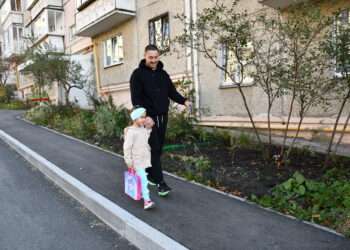 Новые парковки и тротуары сделали для дворов на улицах Романенко и Орловской