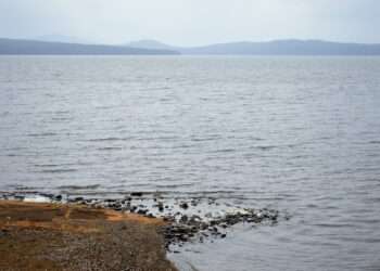 Двух рыбаков сняли с острова миасские спасатели