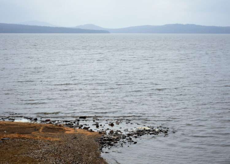 Двух рыбаков сняли с острова миасские спасатели