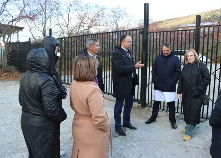 Жители Миасса жалуются на закрытый проход к больнице