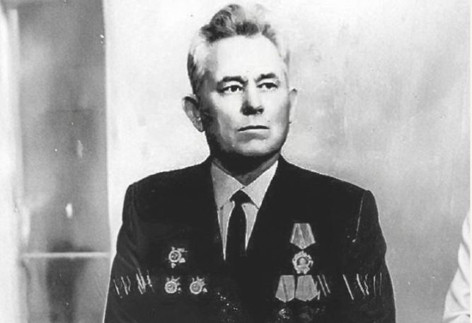 «Могучая жизнь комиссара»