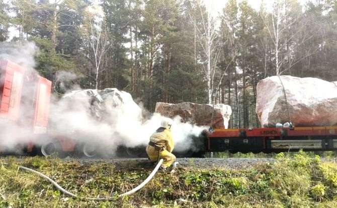 Грузовик с камнями загорелся на трассе Миасс-Карабаш