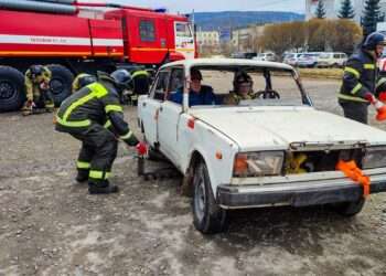 Миасские пожарные тренировались помогать пострадавшим при ДТП