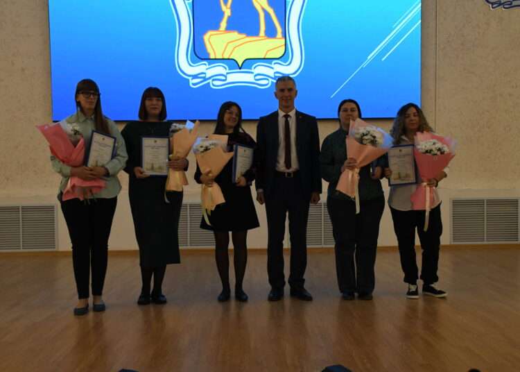 От педагогов до журналистов: областные и муниципальные награды вручили в Миассе