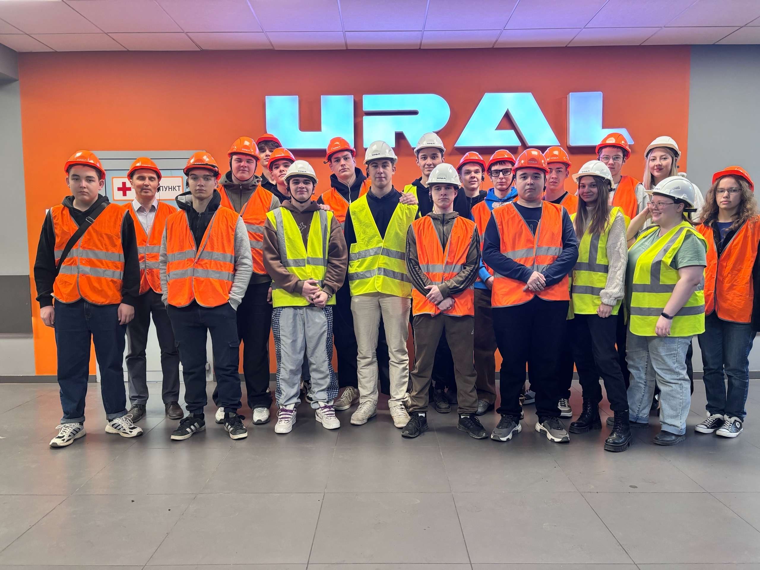 Будущие инженеры, технологи и механики познакомились с автомобильным заводом «Урал»