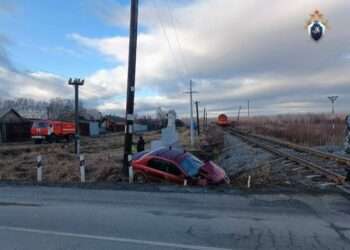 Тепловоз столкнулся с автомобилем под Миассом