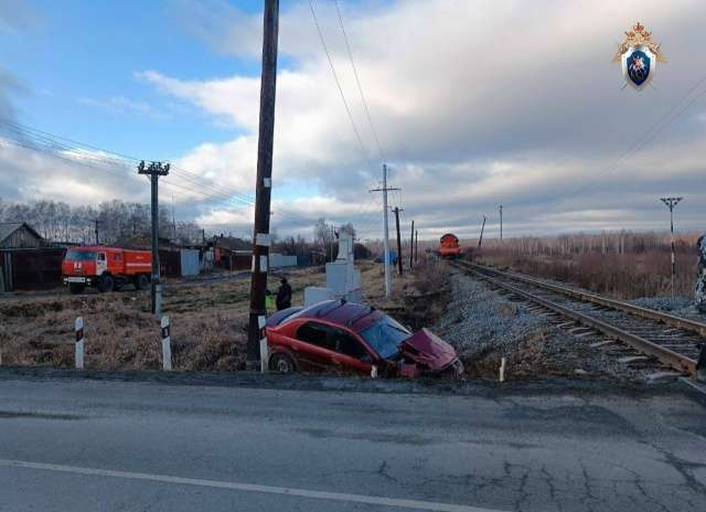 Тепловоз столкнулся с автомобилем под Миассом