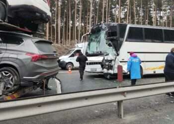 Автобус с 51 ребенком столкнулся с автовозом под Миассом
