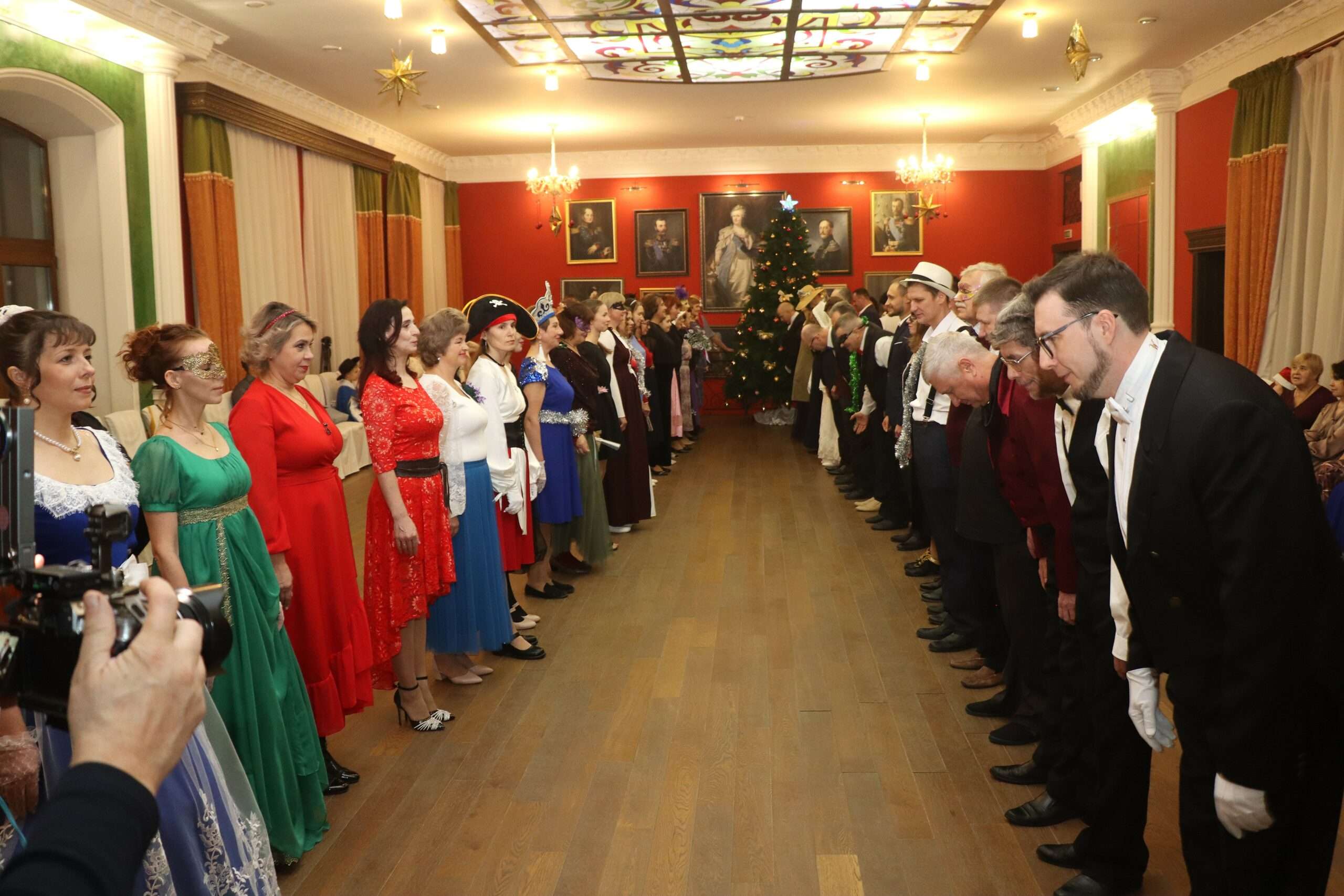 Новогодний Бал-маскарад закружил в вальсе жителей и гостей Миасса