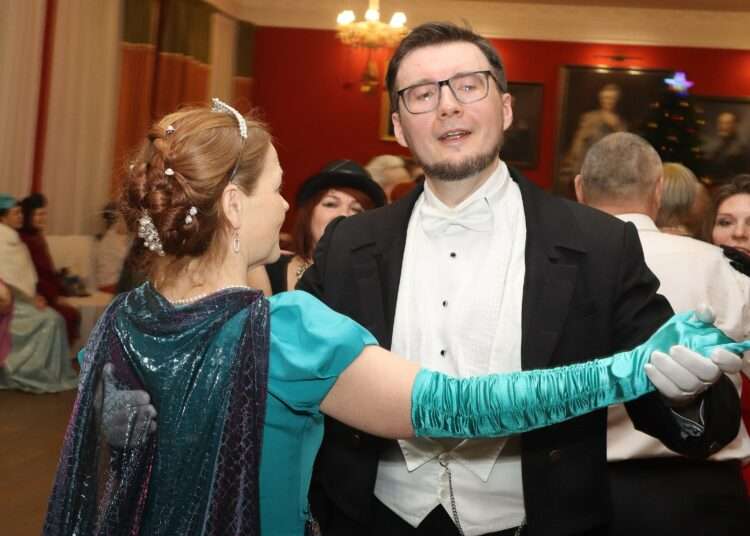 Новогодний бал-маскарад закружил в вальсе жителей и гостей Миасса