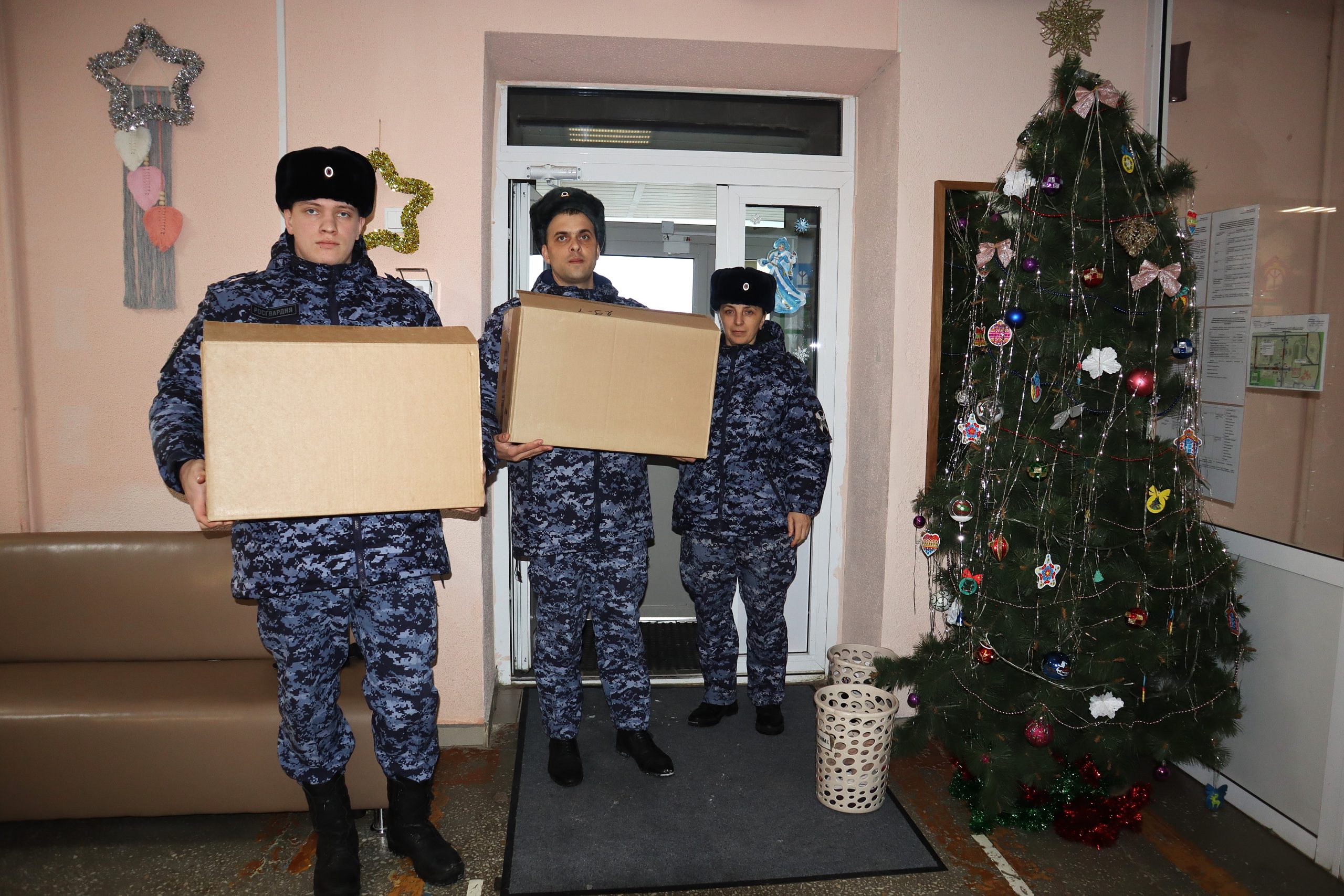 Сотрудники Росгвардии поздравили с Новым годом воспитанников центра «Алые паруса»