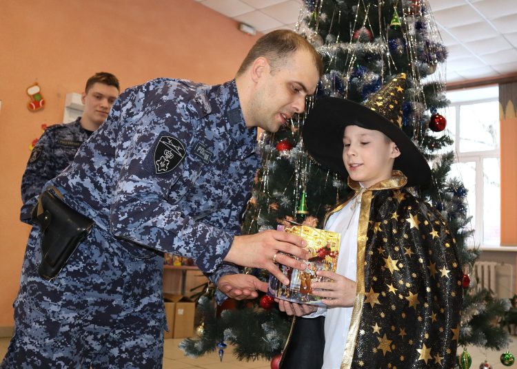 Росгвардия поздравила с Новым годом воспитанников центра «Алые паруса»