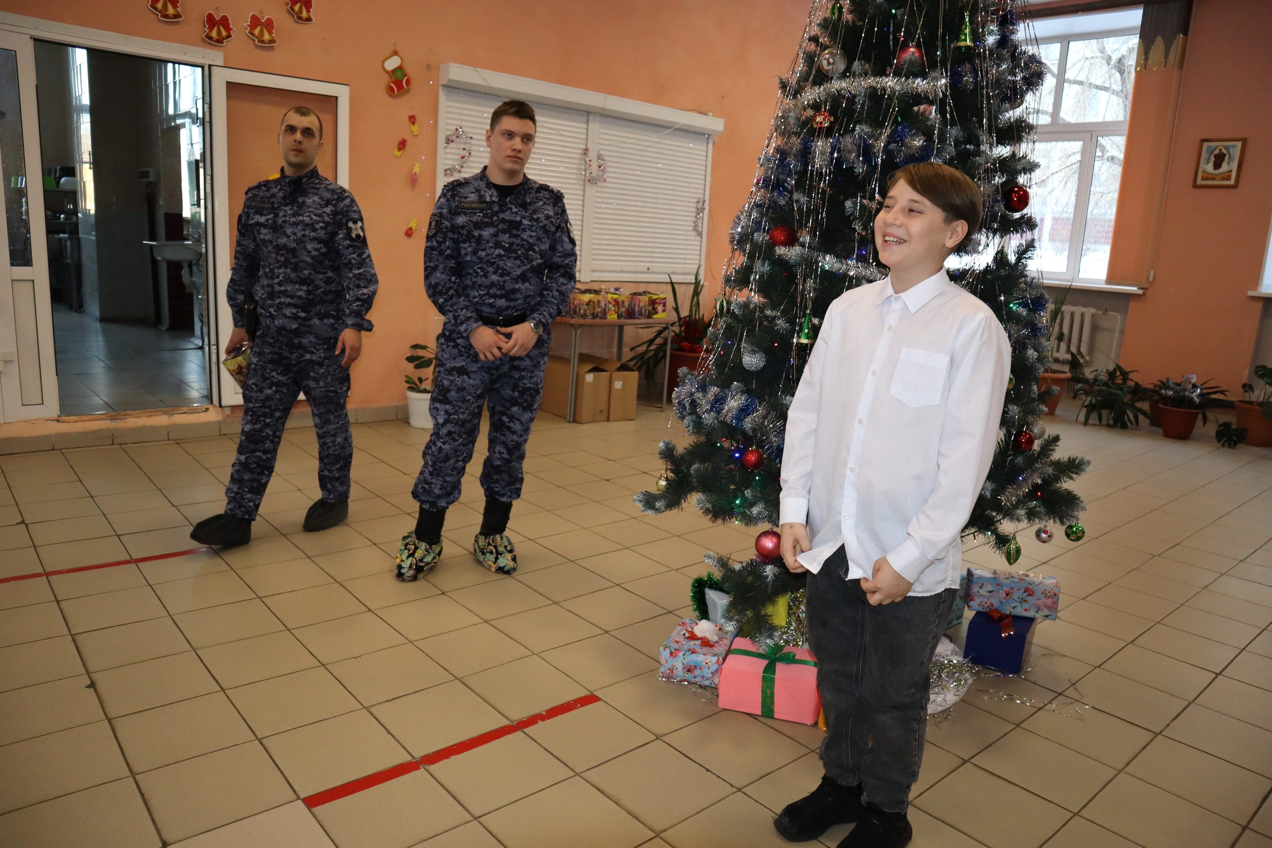 Росгвардия поздравила с Новым годом воспитанников центра «Алые паруса»