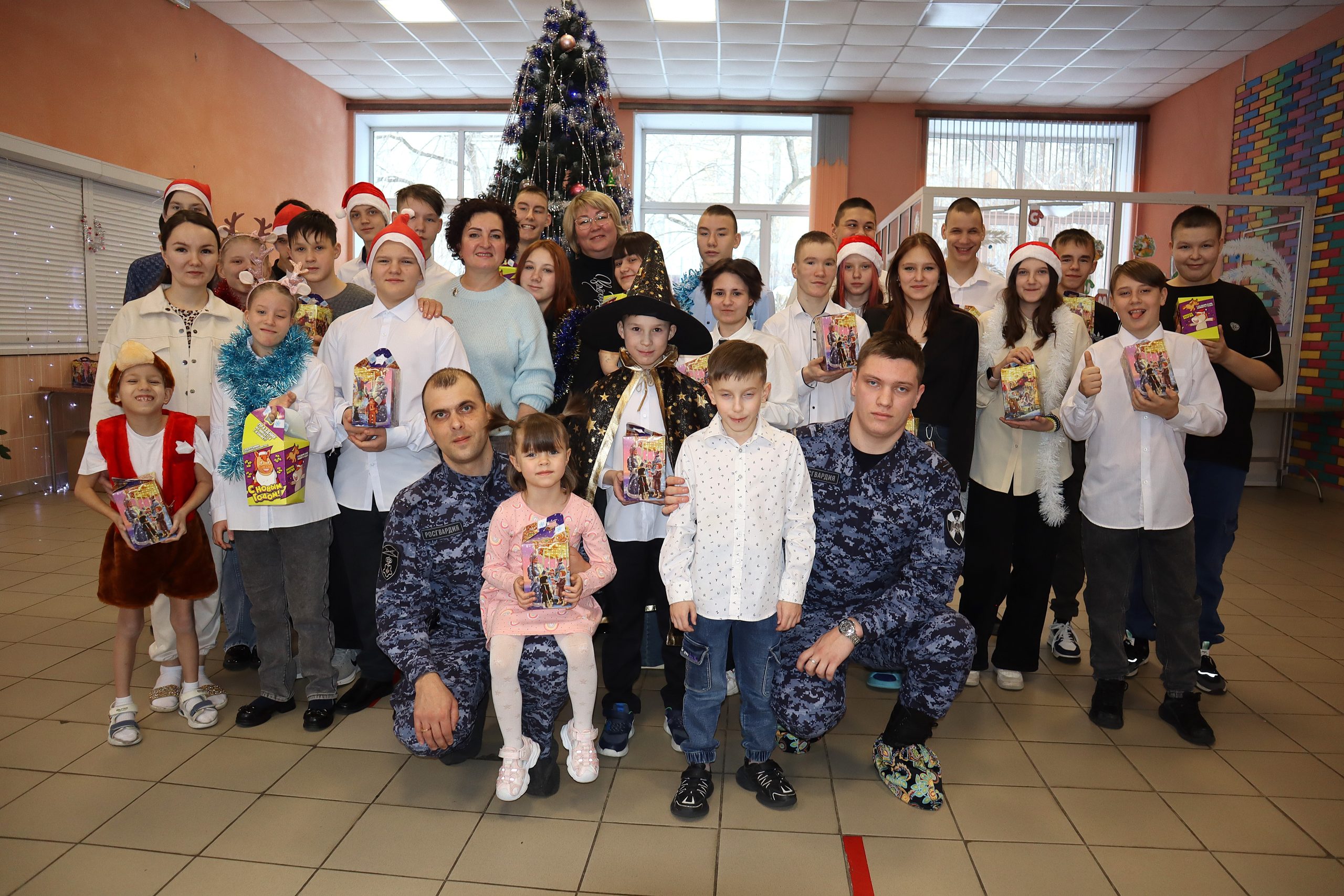 Сотрудники Росгвардии поздравили с Новым годом воспитанников центра «Алые паруса»