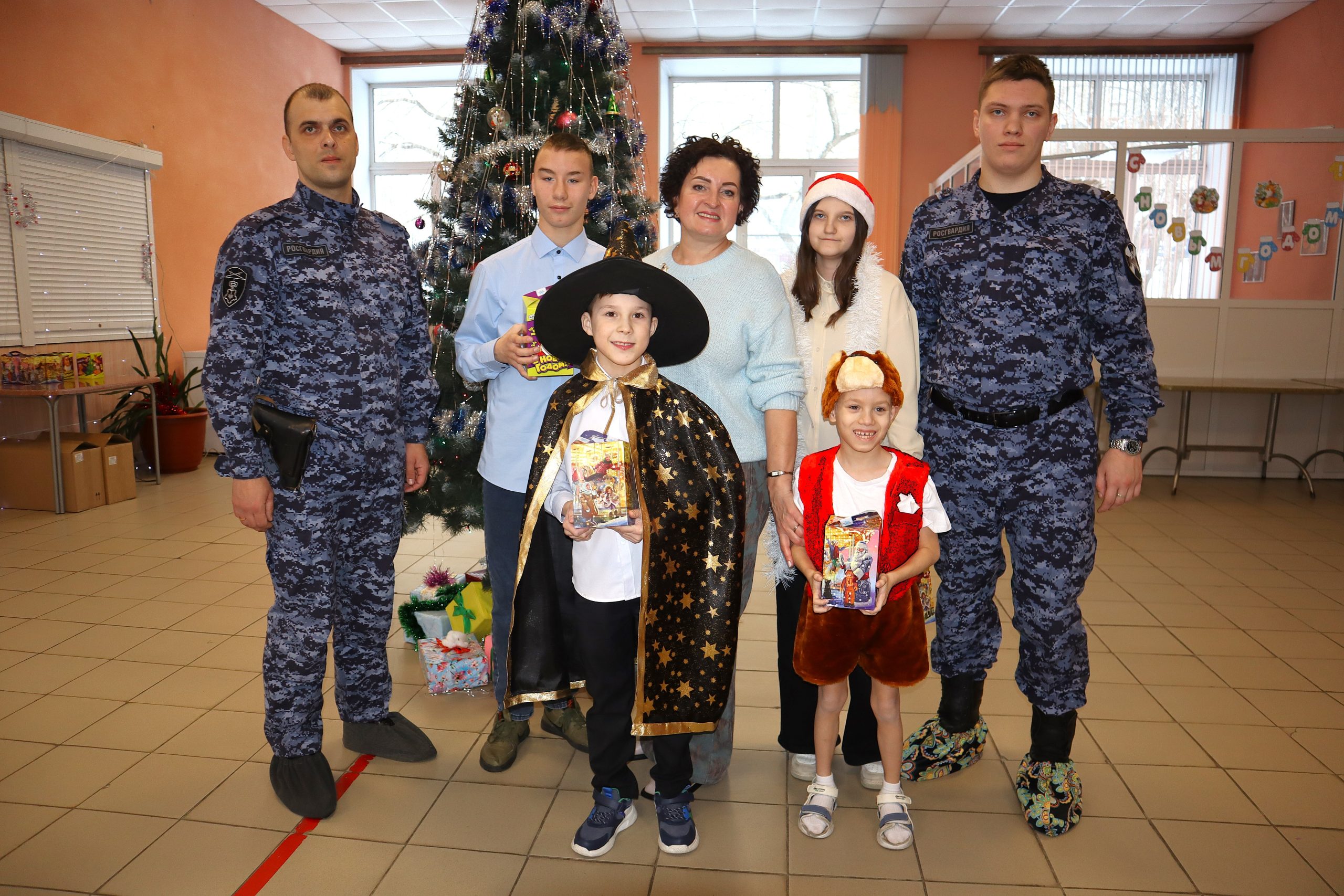 Сотрудники Росгвардии поздравили с Новым годом воспитанников центра «Алые паруса»