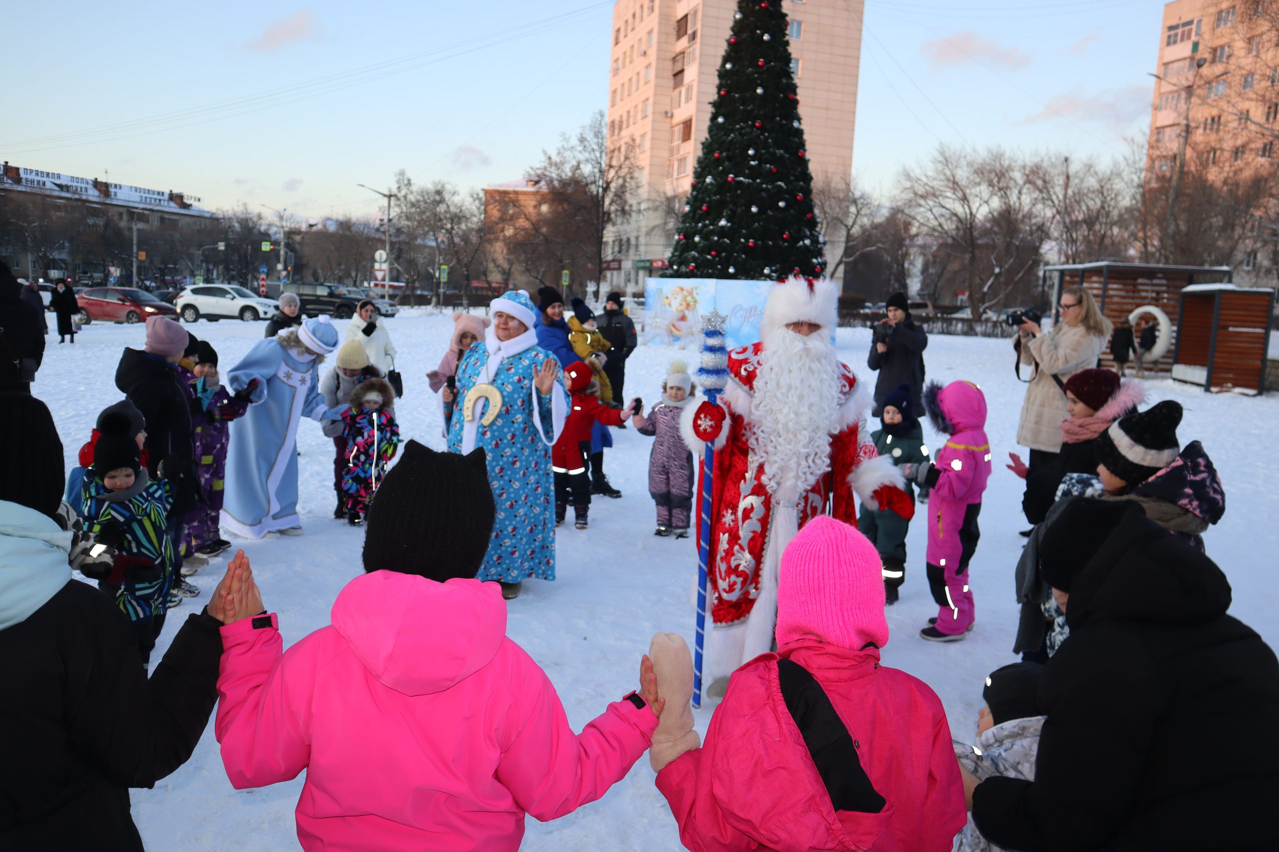 Дед Мороз принимает маленьких гостей