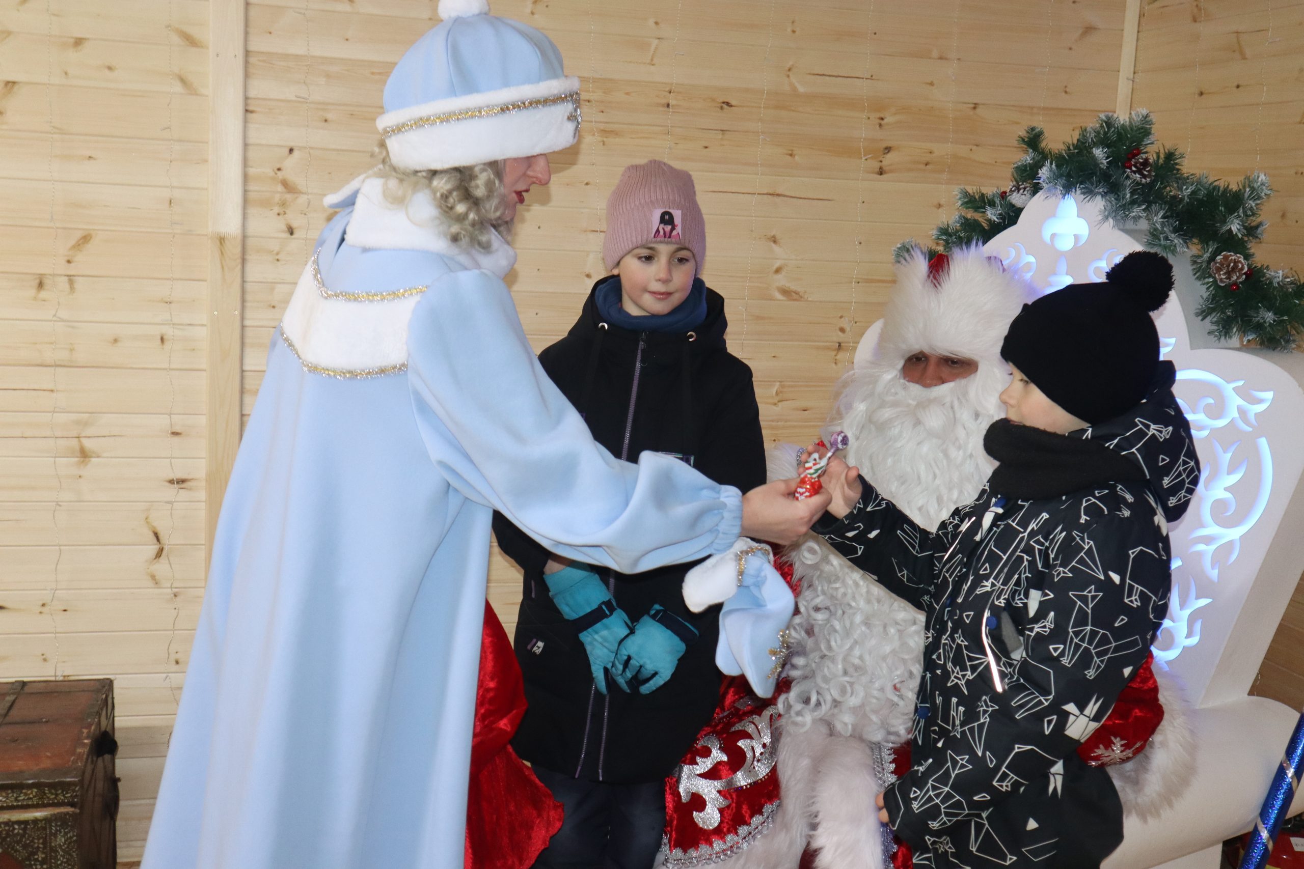 Дед Мороз принимает маленьких гостей