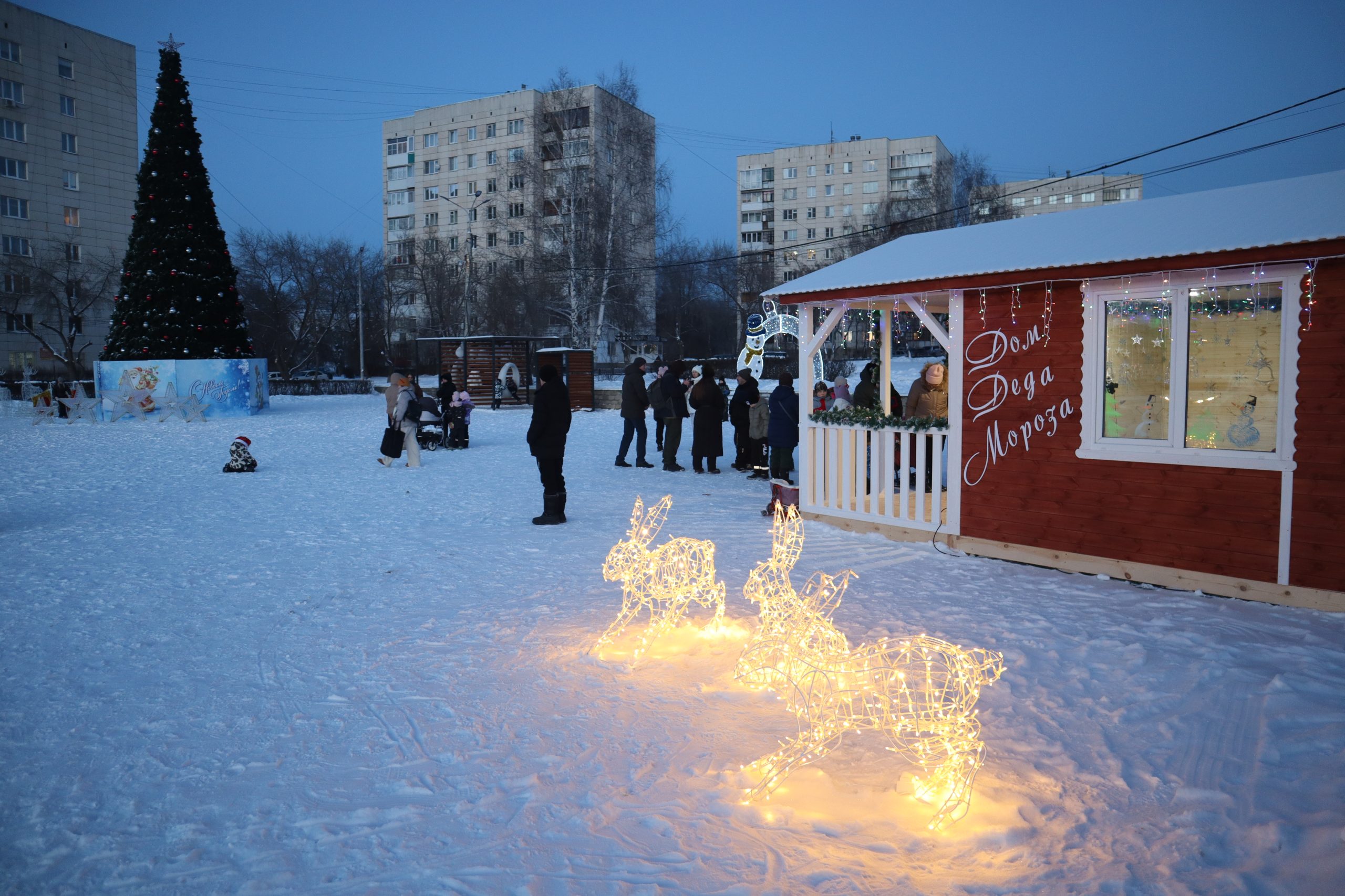 Дед Мороз принимает маленьких гостей