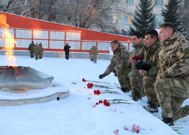 В День Героев Отечества миасцы пришли к Вечному огню