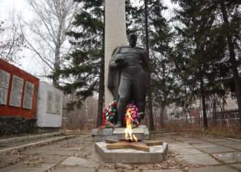 Стенд с именами участников войны открыли у Вечного огня в старой части Миасса