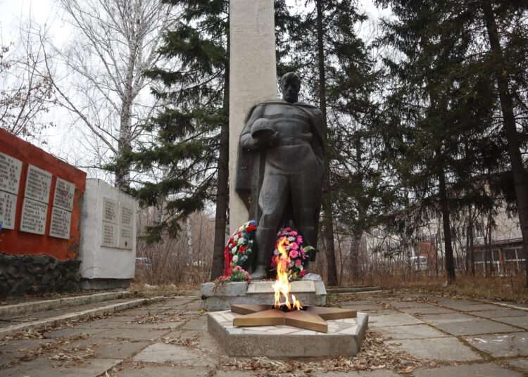 Стенд с именами участников войны открыли у Вечного огня в старой части Миасса