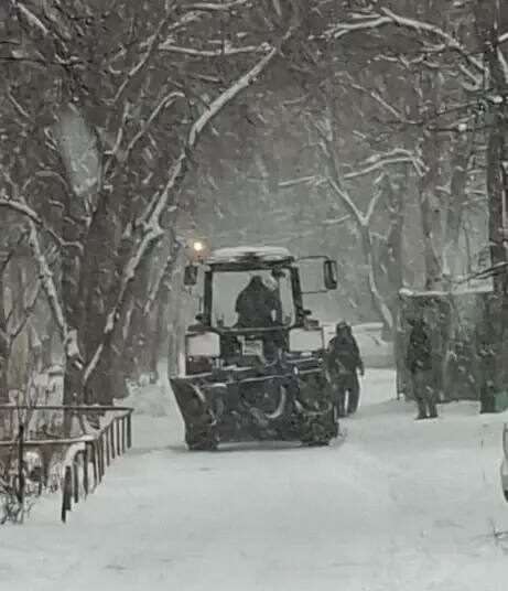 Расчистка дорог и тротуаров от снега продолжается в Миассе