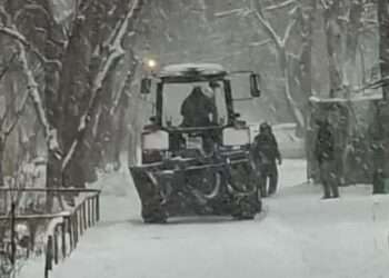 Расчистка дорог и тротуаров от снега продолжается в Миассе