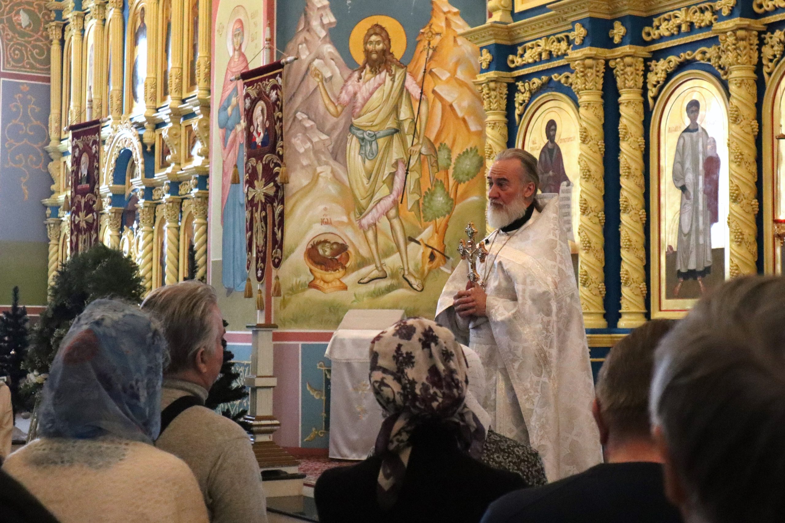 «Во исцеление души и тела…»: миасцы несут из храмов освященную воду и окунаются в крещенские купели