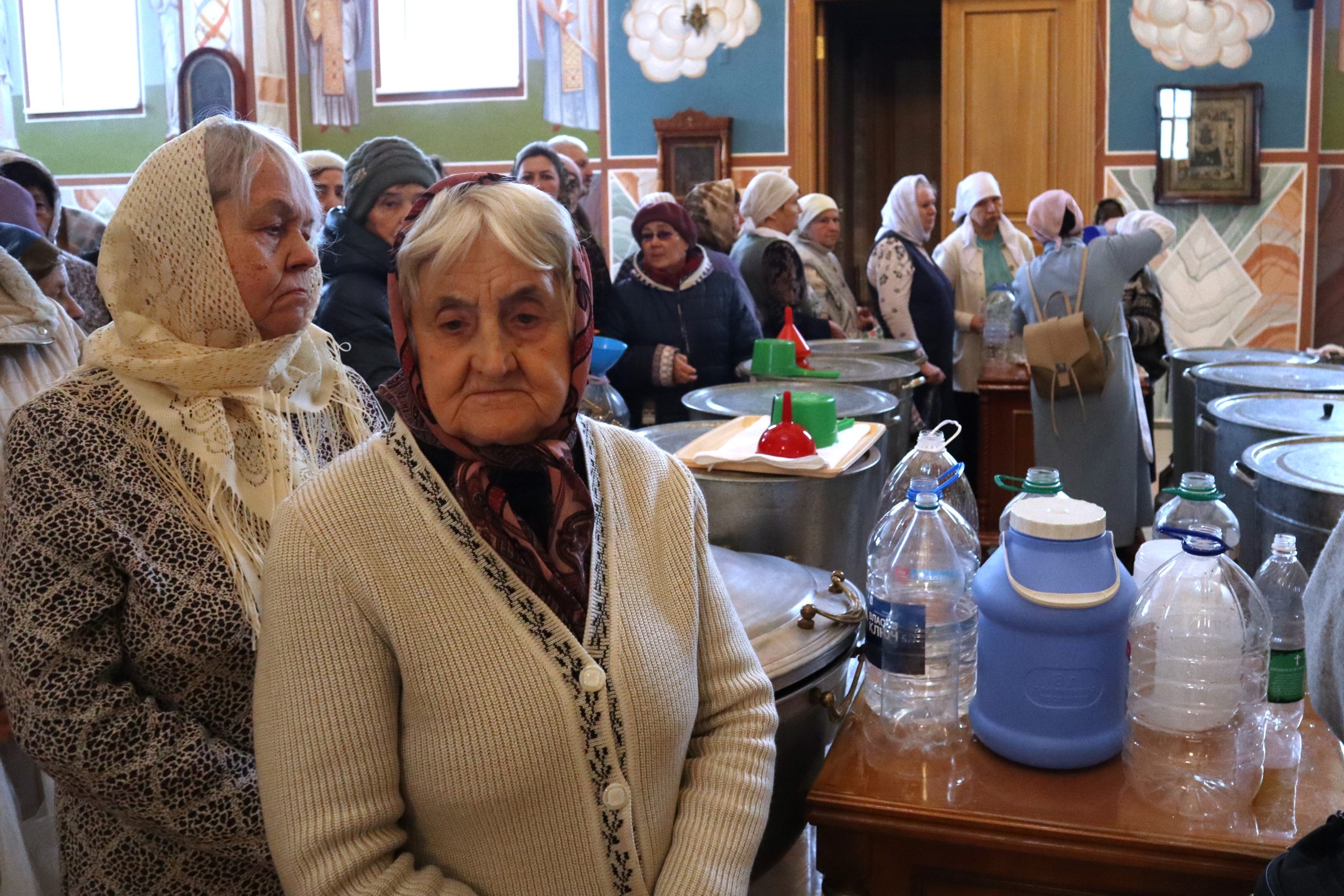 «Во исцеление души и тела…»: миасцы несут из храмов освященную воду и окунаются в крещенские купели