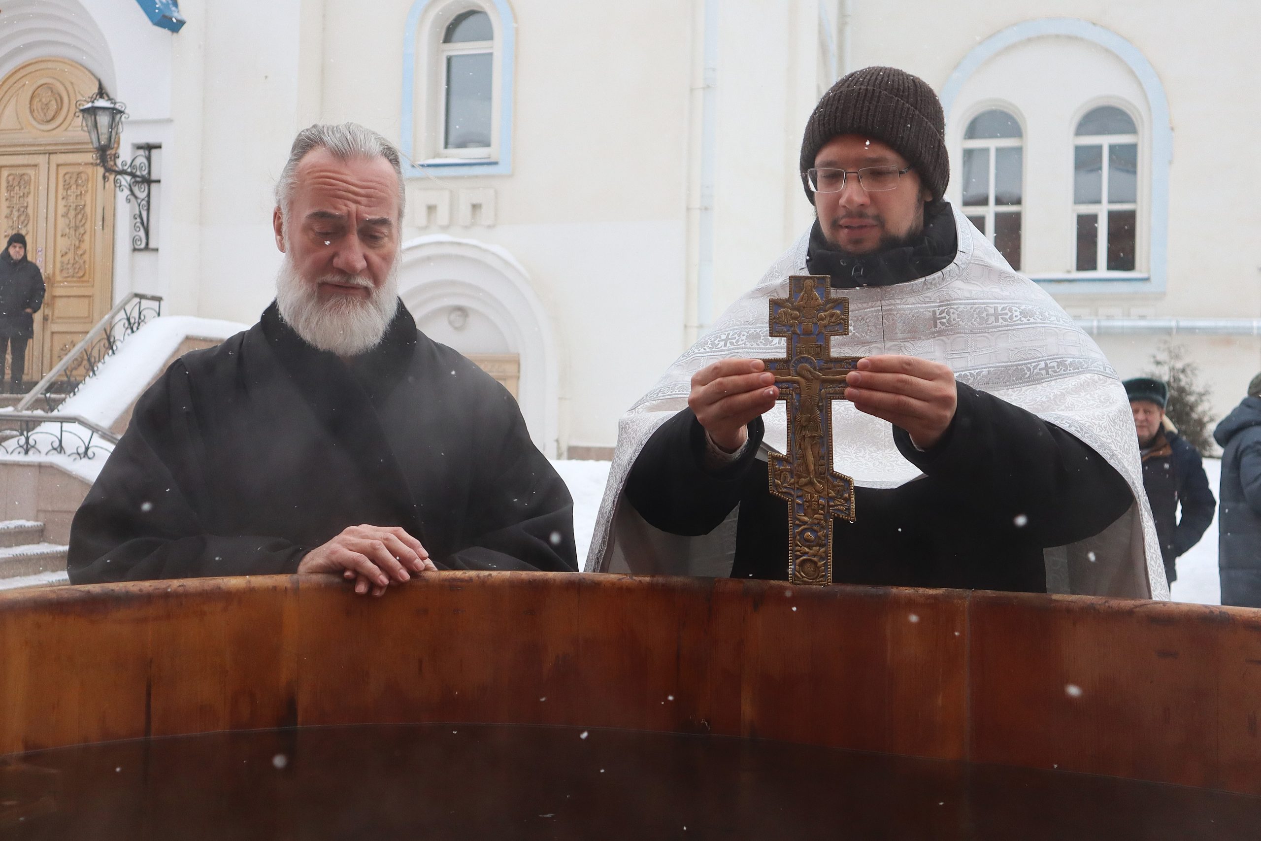 «Во исцеление души и тела…»: миасцы несут из храмов освященную воду и окунаются в крещенские купели