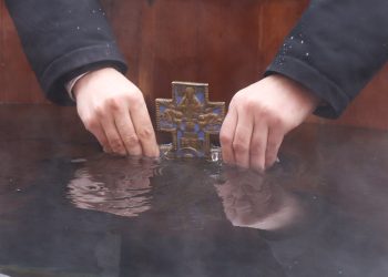 Во исцеление души и тела: миасцы несли из храмов освященную воду и окунались в купели