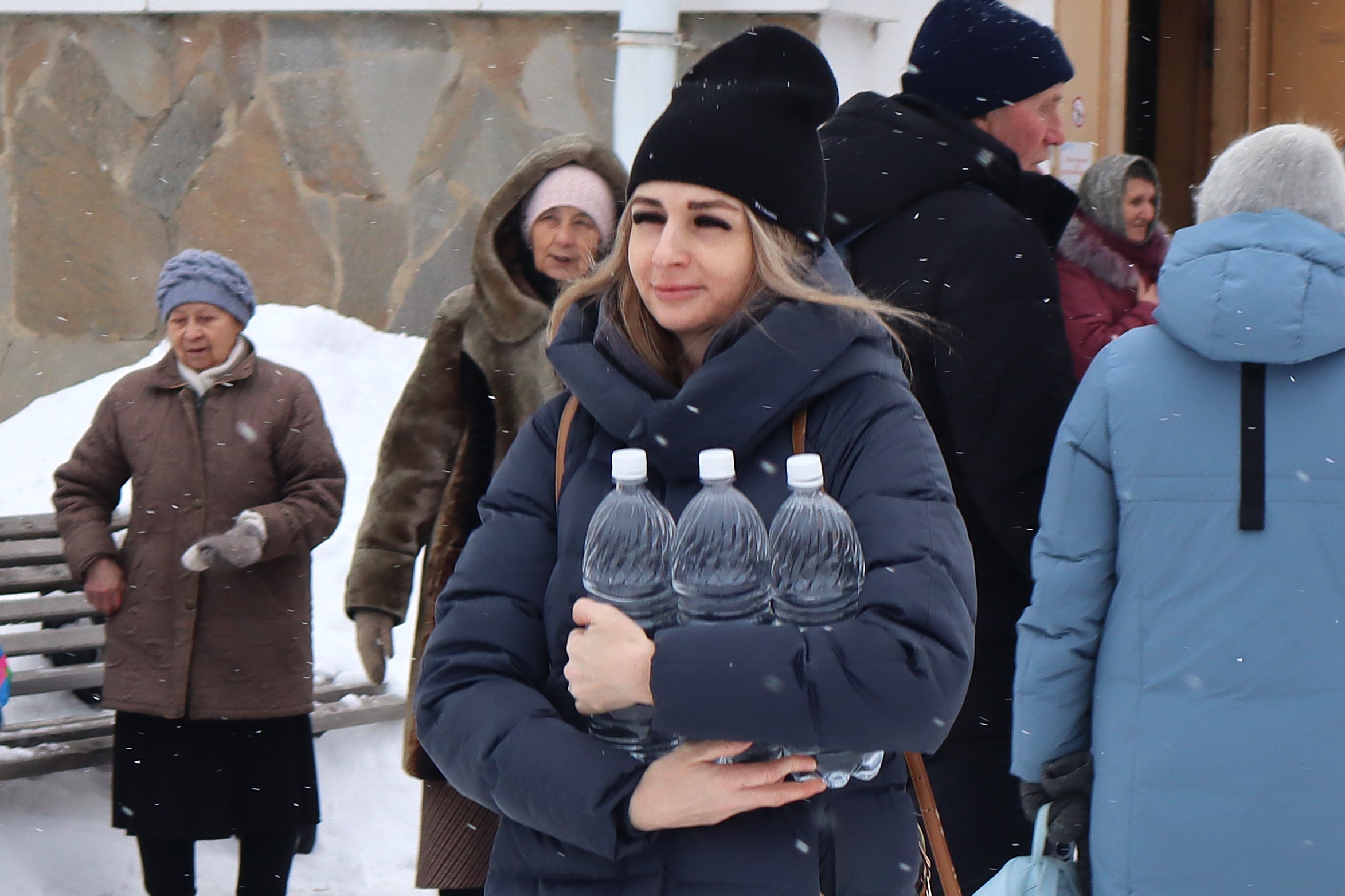 «Во исцеление души и тела…»: миасцы несут из храмов освященную воду и окунаются в крещенские купели