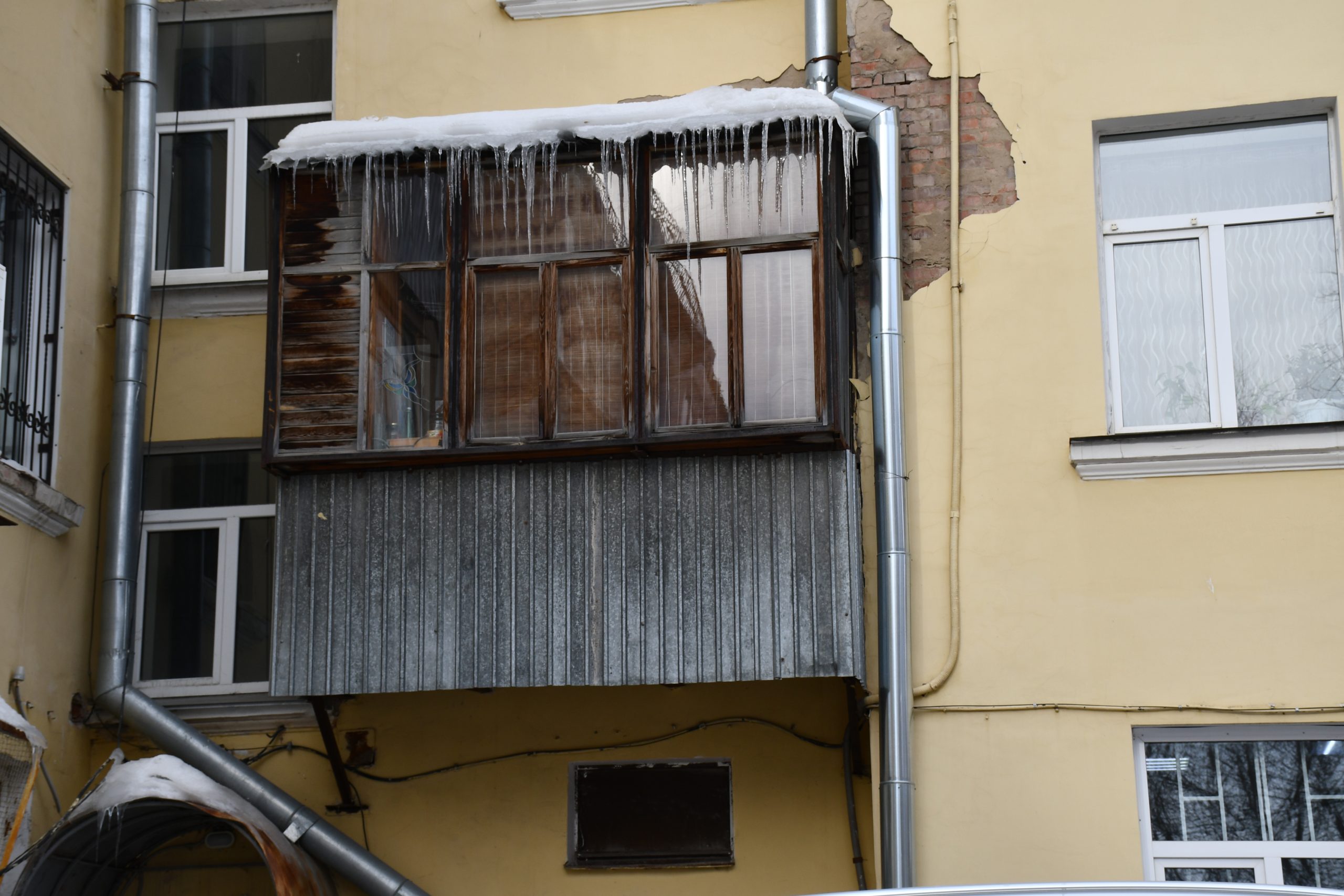 Сосульки и снежные свесы на крышах Миасса оценила областная Госжилинспекция