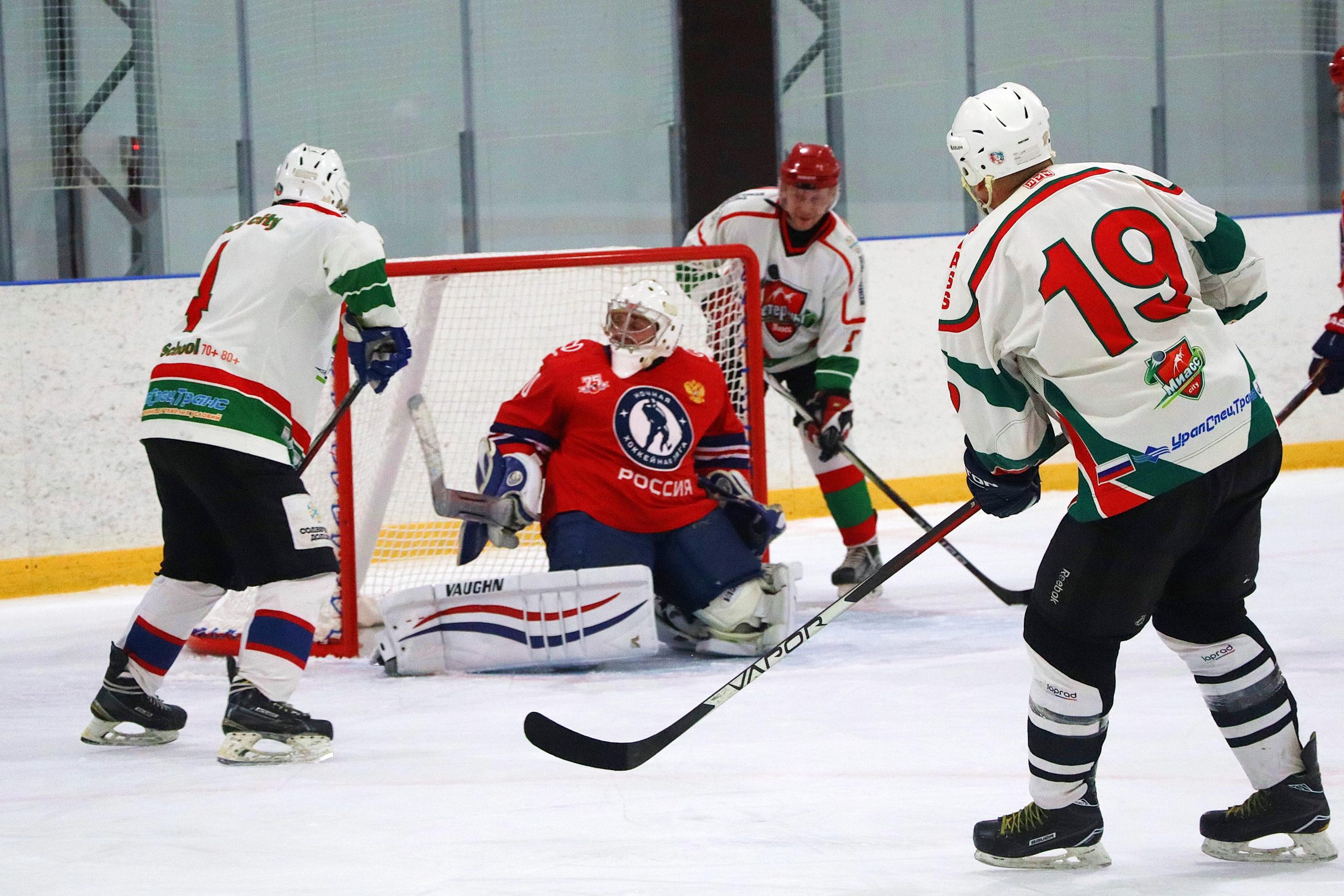 В Миассе скрестили клюшки легенды советского и миасского хоккея