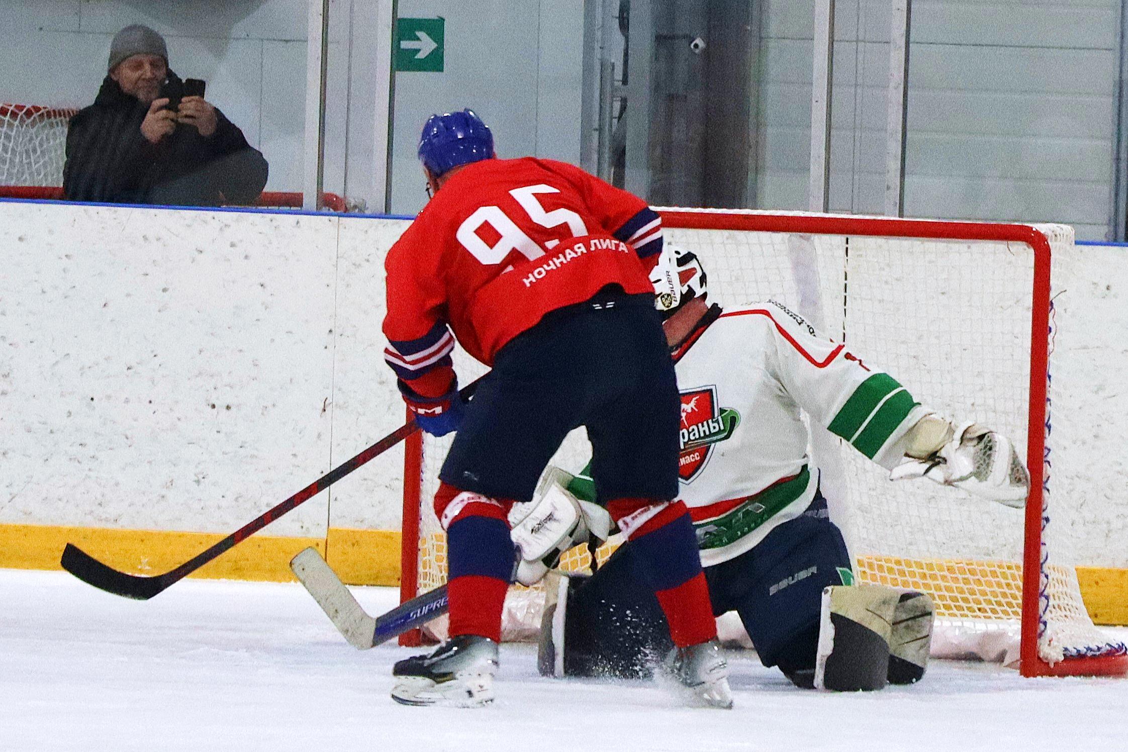 В Миассе скрестили клюшки легенды советского и миасского хоккея