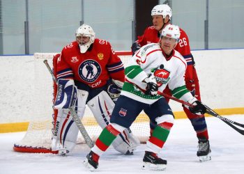 В Миассе скрестили клюшки легенды советского и миасского хоккея