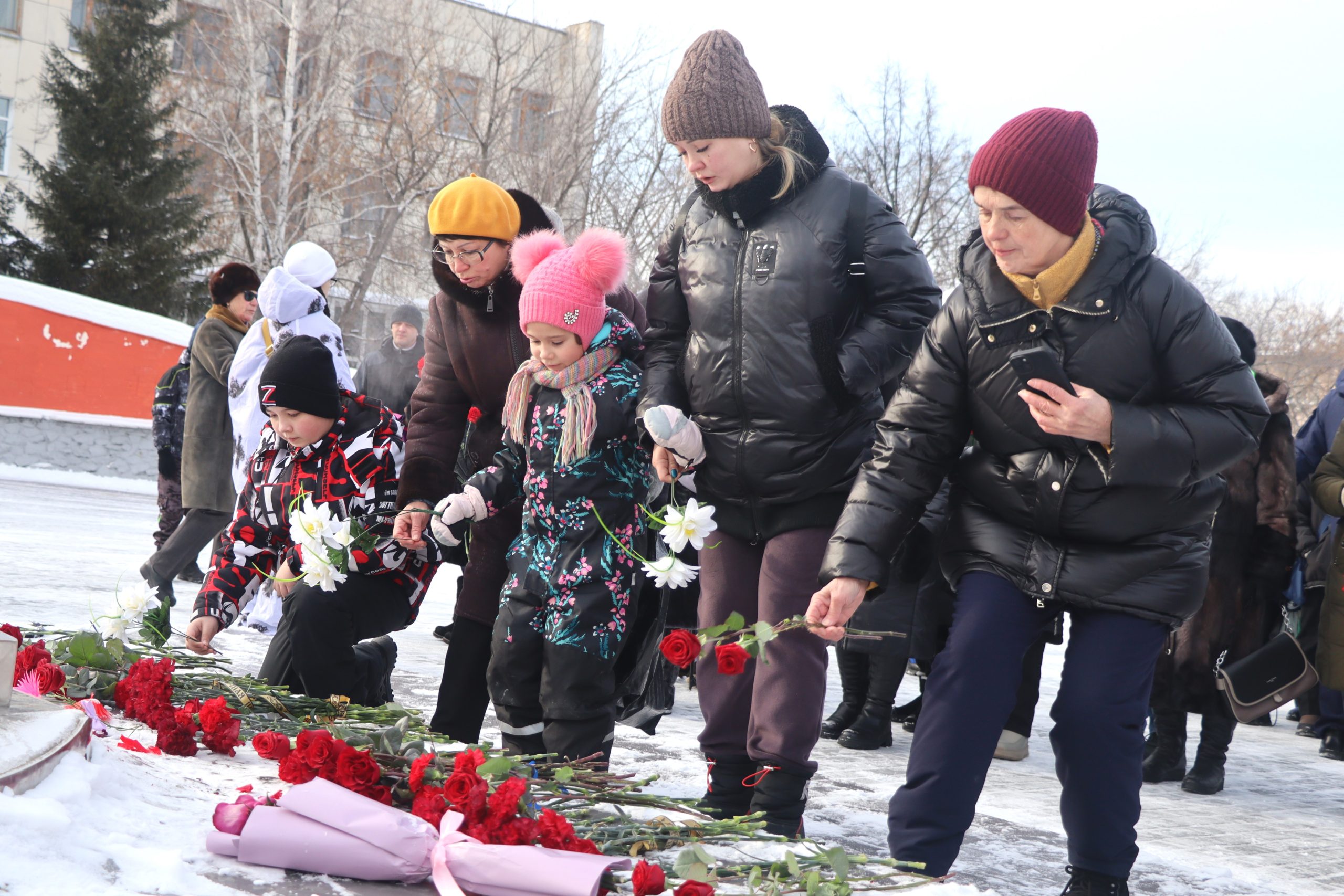 «Нет выше долга, чем служить Родине!»: Миасс отмечает День защитника Отечества