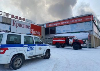 Полиция обеспечивает безопасность у ТЦ «Малахит»