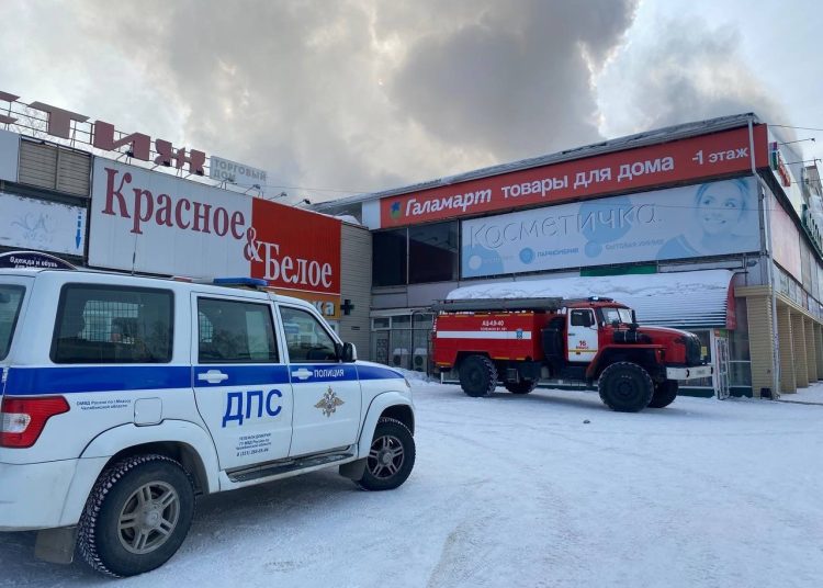 Полиция обеспечивает безопасность у ТЦ «Малахит»