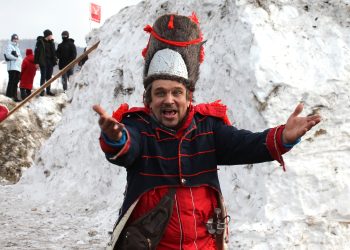 Традиции Разгуляя: масленичный столб, катание с горок и обряды на богатство