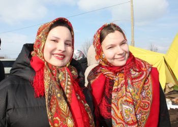 Народные обычаи Лакомки: тещины блины, позыватки и масляный кнут