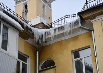 Сосульки и снежные свесы на крышах Миасса оценила областная Госжилинспекция